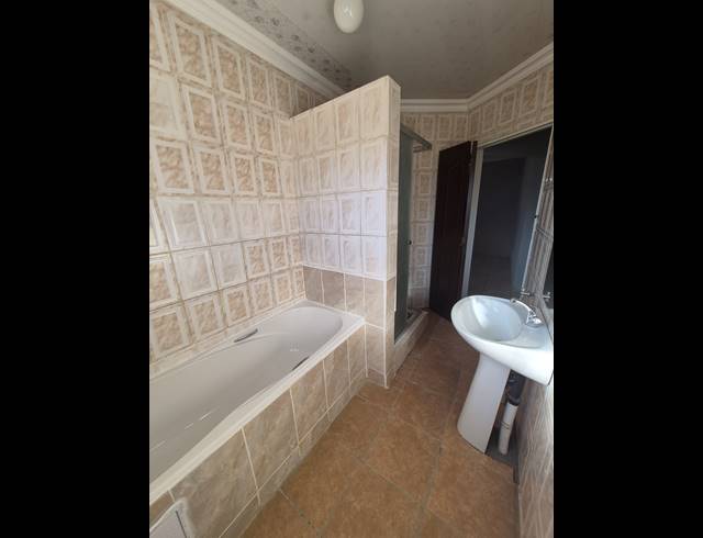 2 bed property to rent in FAIRLEIGH